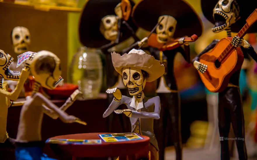 Skeleton figures (calacas) dressed up for Día de los Muertos celebrations in Mexico