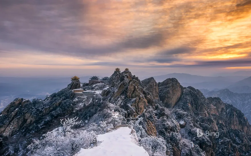 [Xiaoxue today] Sunset view of the temple on the top of Laojun Mountain, Luoyang, Henan Province, China