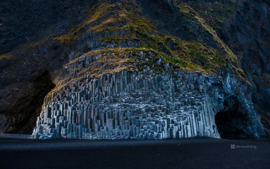 Reynisdrangar basalt sea stacks, Reynisfjara Beach, Iceland