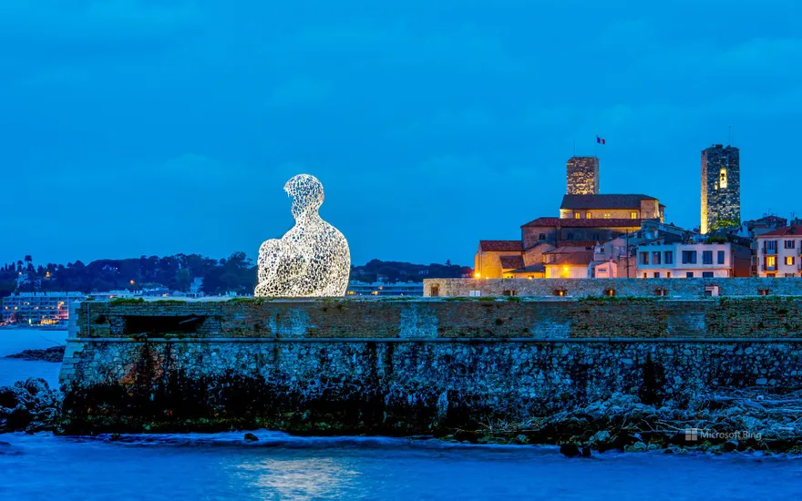 Sculpture created by Catalan artist Jaume Plensa entitled "Nomade", old town of Antibes, Alpes-Maritimes